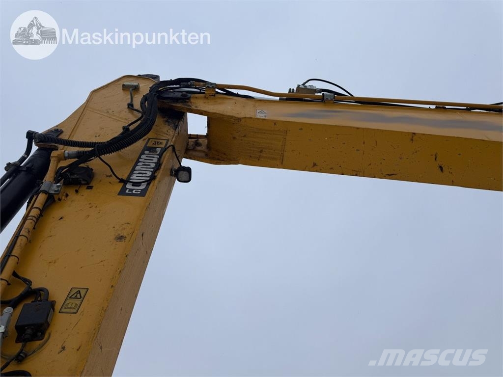 JCB JS220 履带挖掘机