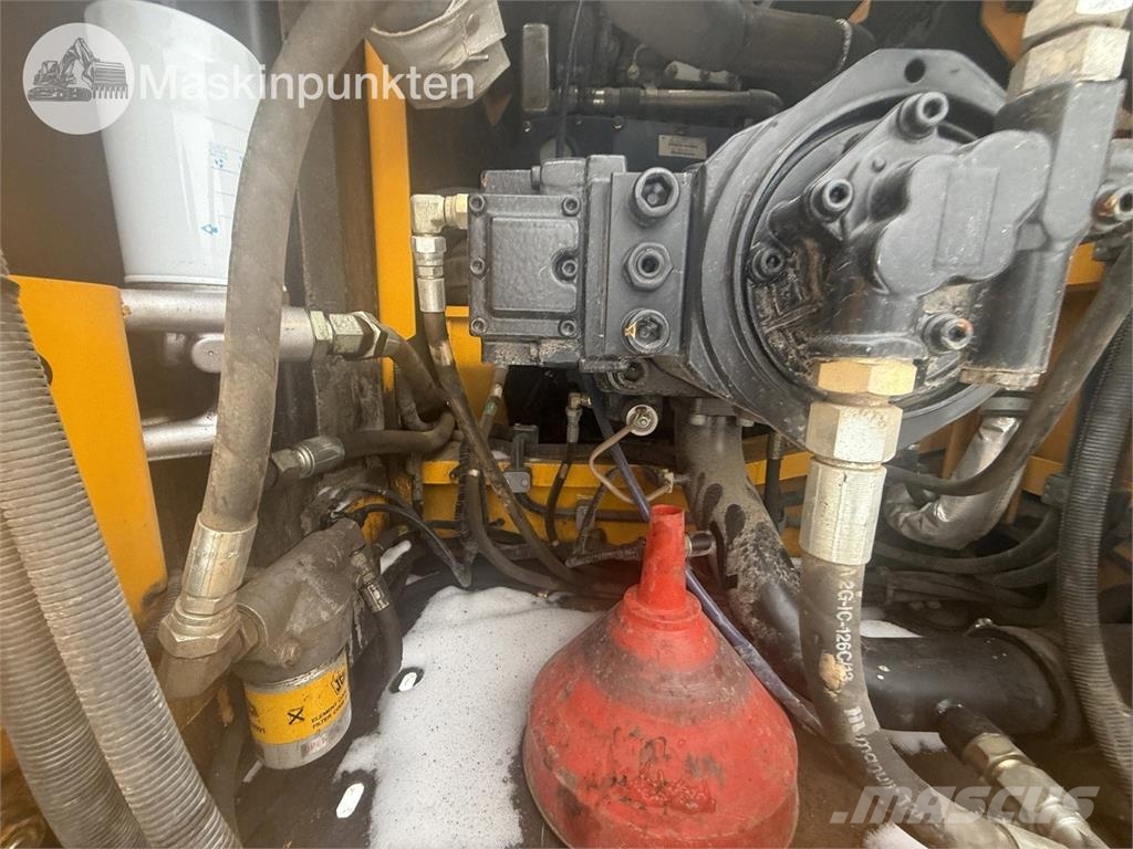 JCB JS220 履带挖掘机