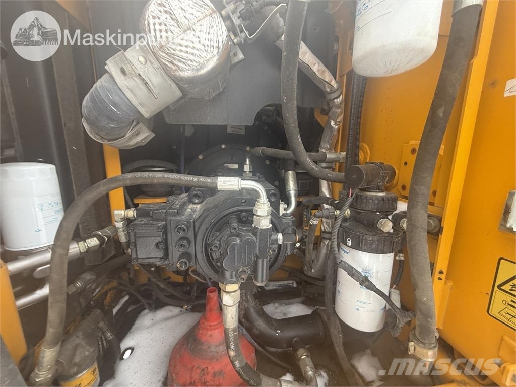 JCB JS220 履带挖掘机