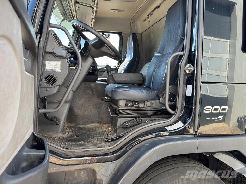 Volvo FM-300 6x2, 8,5 Mtr. Ramp Truck شاحنات مسطحة/مفصلية الجوانب