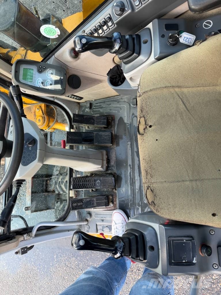 New Holland MH 2.6 حفارات بعجل