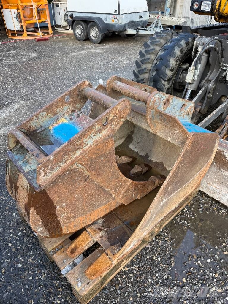 New Holland MH 2.6 حفارات بعجل