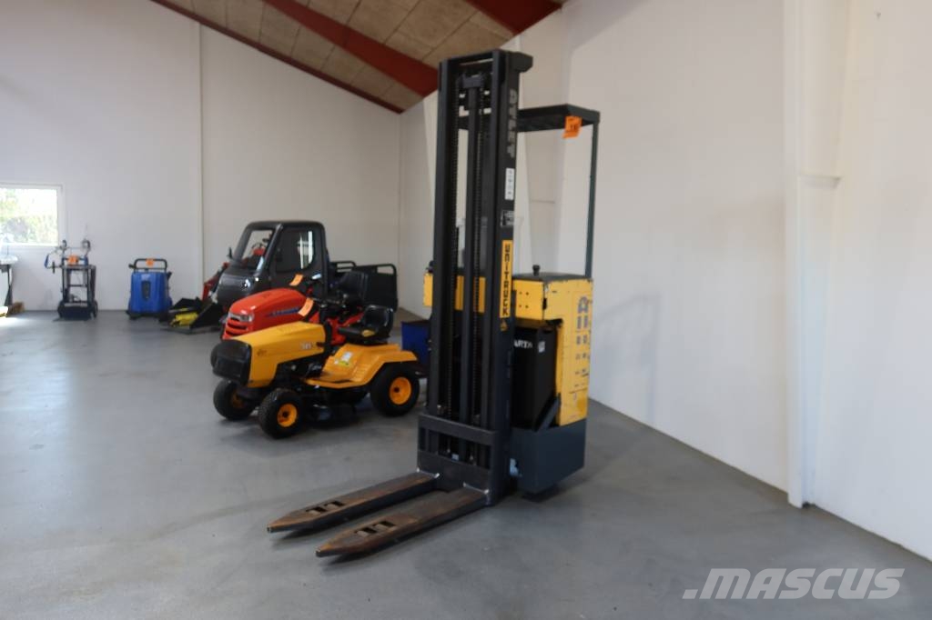 UniTruck Atlet 125 AJN 自走式堆積機