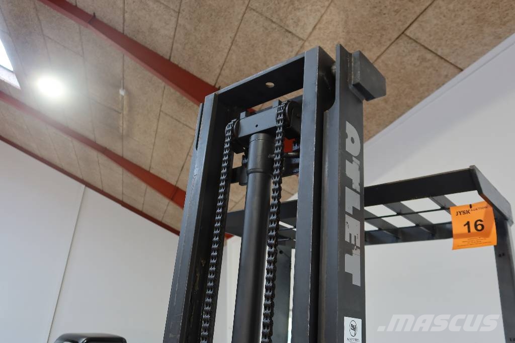 UniTruck Atlet 125 AJN 自走式堆積機