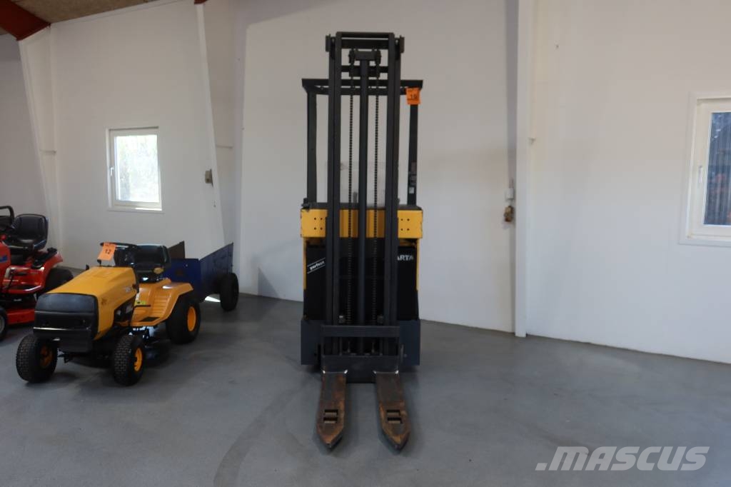 UniTruck Atlet 125 AJN 自走式堆積機