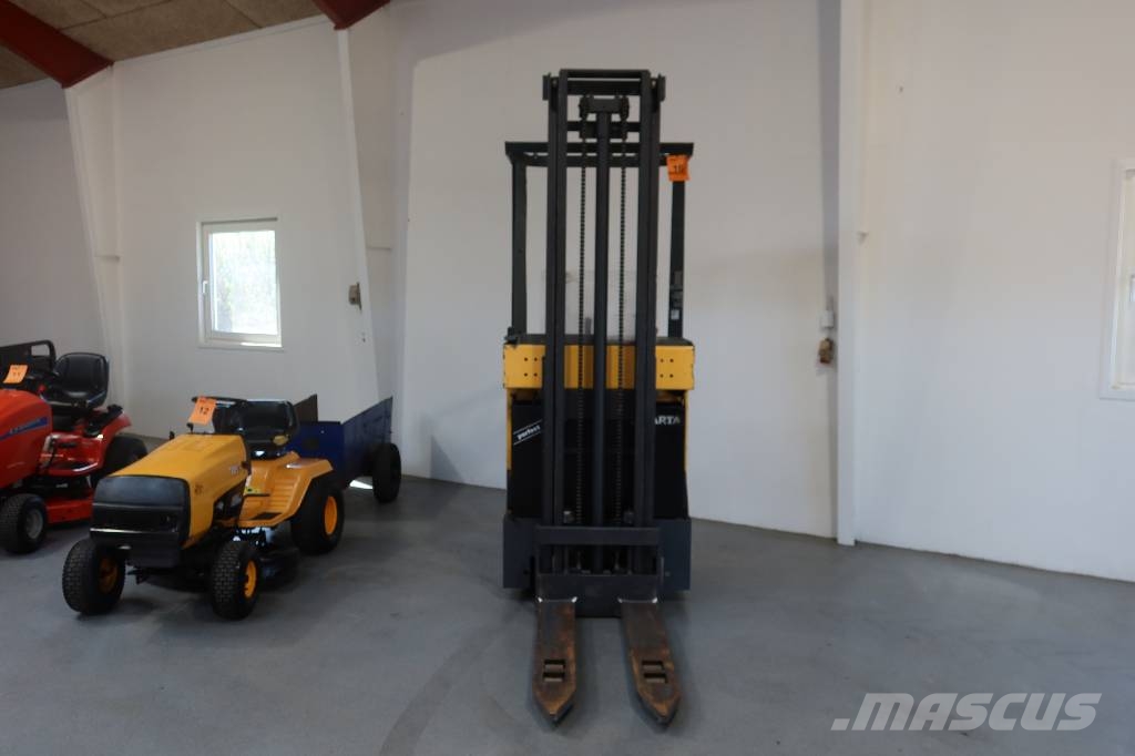 UniTruck Atlet 125 AJN 自走式堆積機