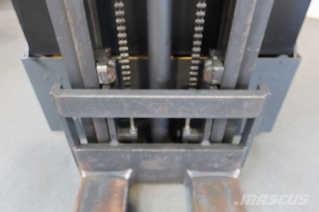 UniTruck Atlet 125 AJN 自走式堆積機