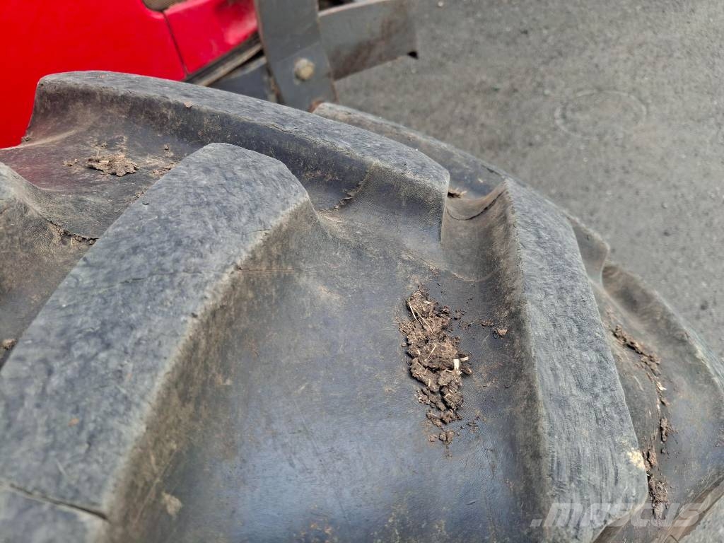 Massey Ferguson 4708 ESSENTIAL Traktory