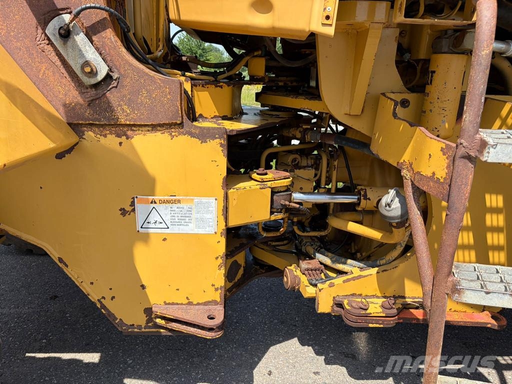 CAT 928F Naudoti ratiniai krautuvai