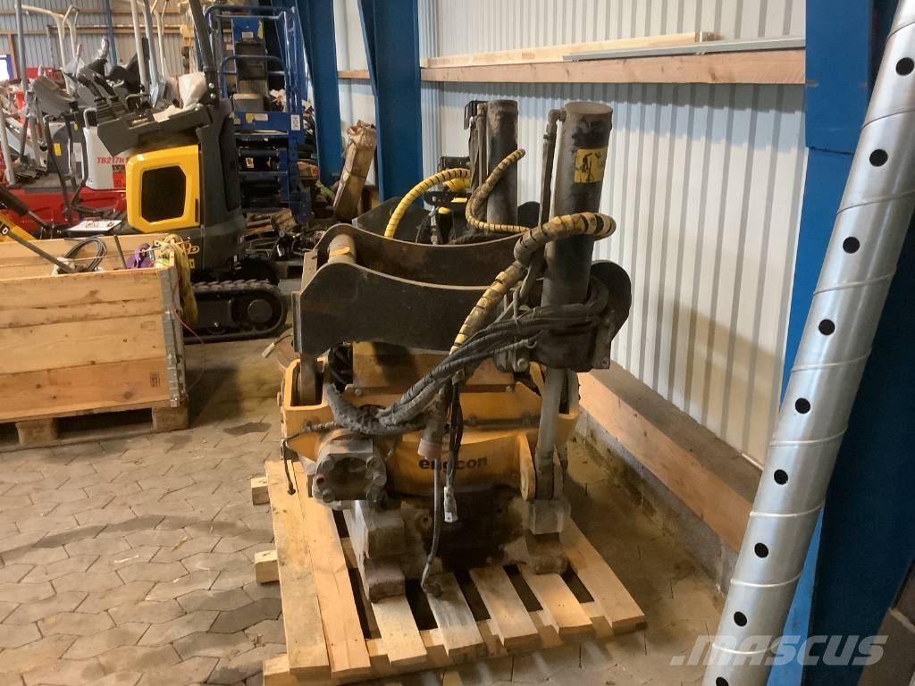 Engcon rotortilt med gribeklo 挖斗