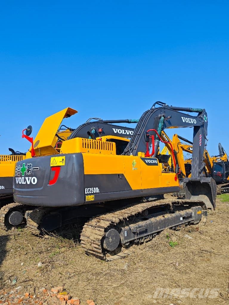 Volvo EC 250 D L حفارات زحافة