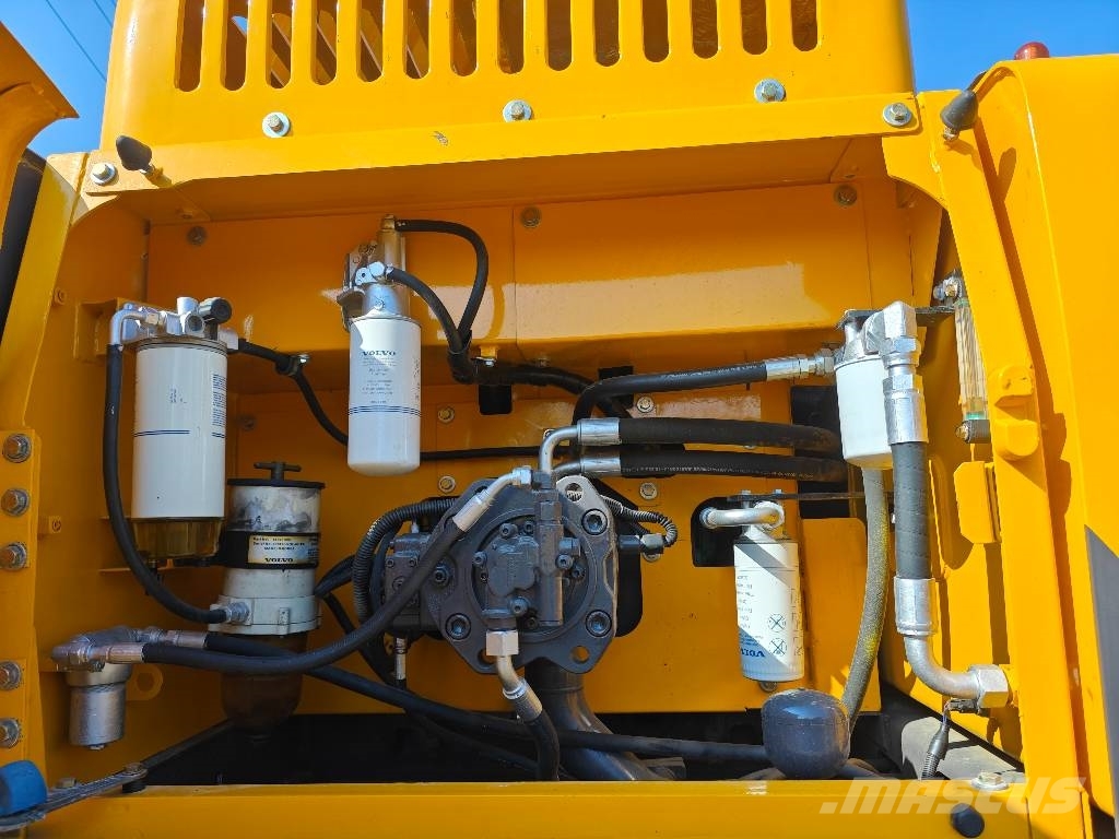 Volvo EC 250 D L حفارات زحافة