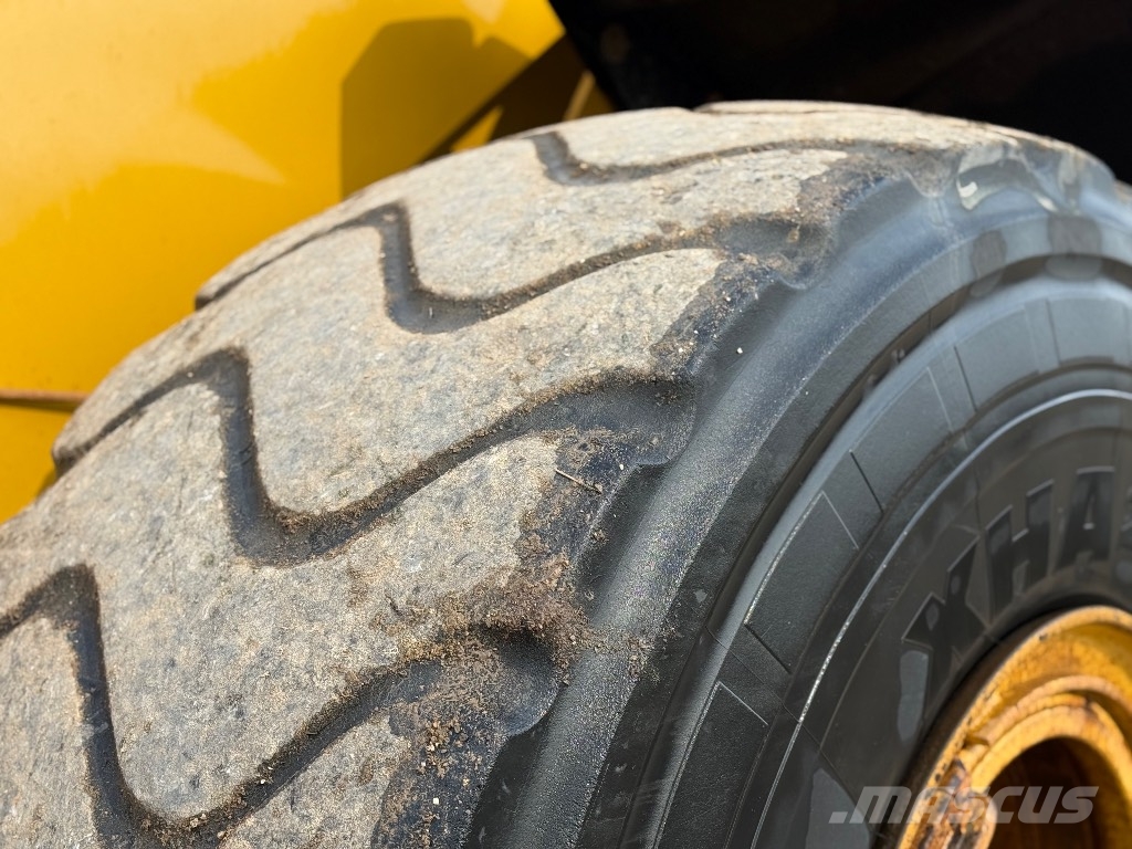 CAT 972 M Gumikerekes homlokrakodók