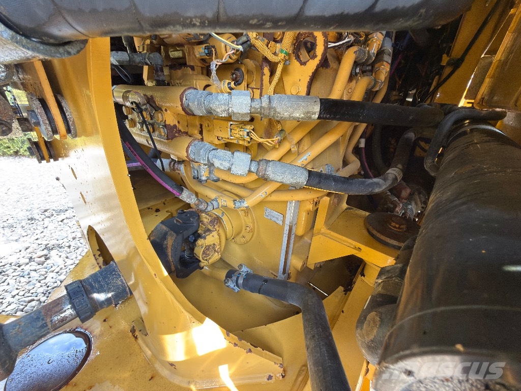 CAT 972 M Gumikerekes homlokrakodók