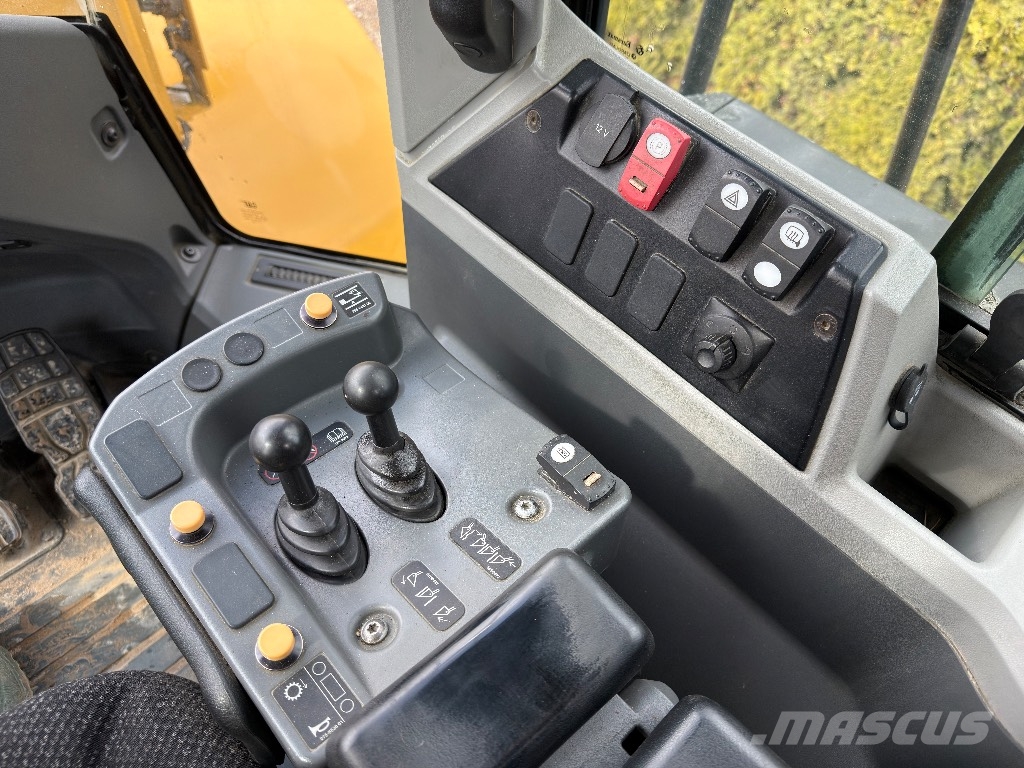 CAT 972 M Gumikerekes homlokrakodók
