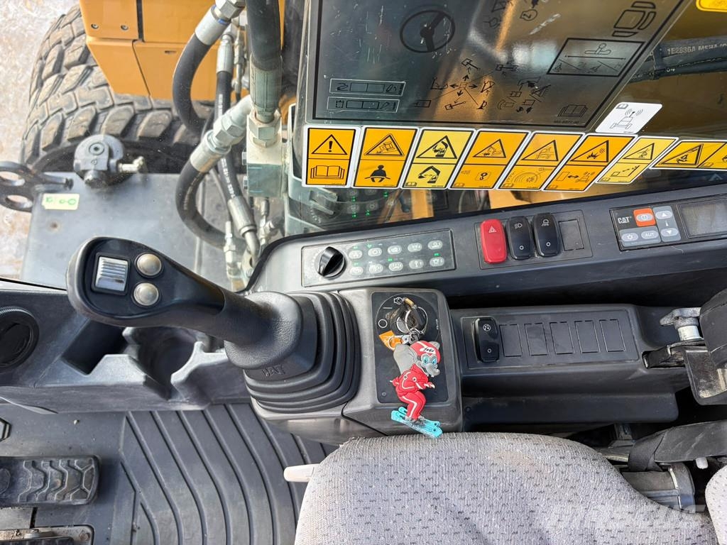 CAT M320F Pelle sur pneus