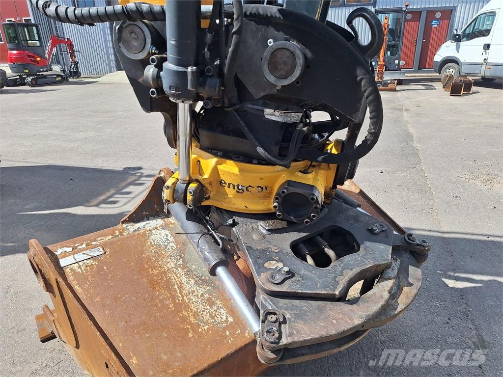 Hyundai HX235LCR PYÖRITTÄJÄLLÄ حفارات زحافة