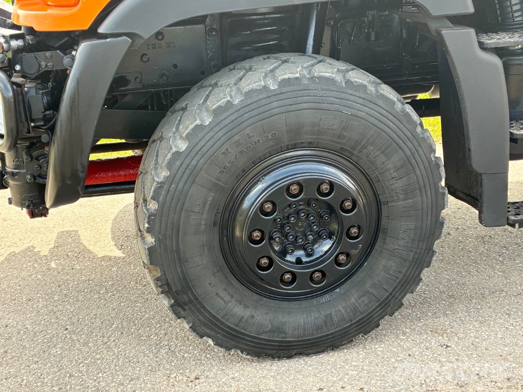 Mercedes-Benz Unimog ユーティリティーツールキャリア