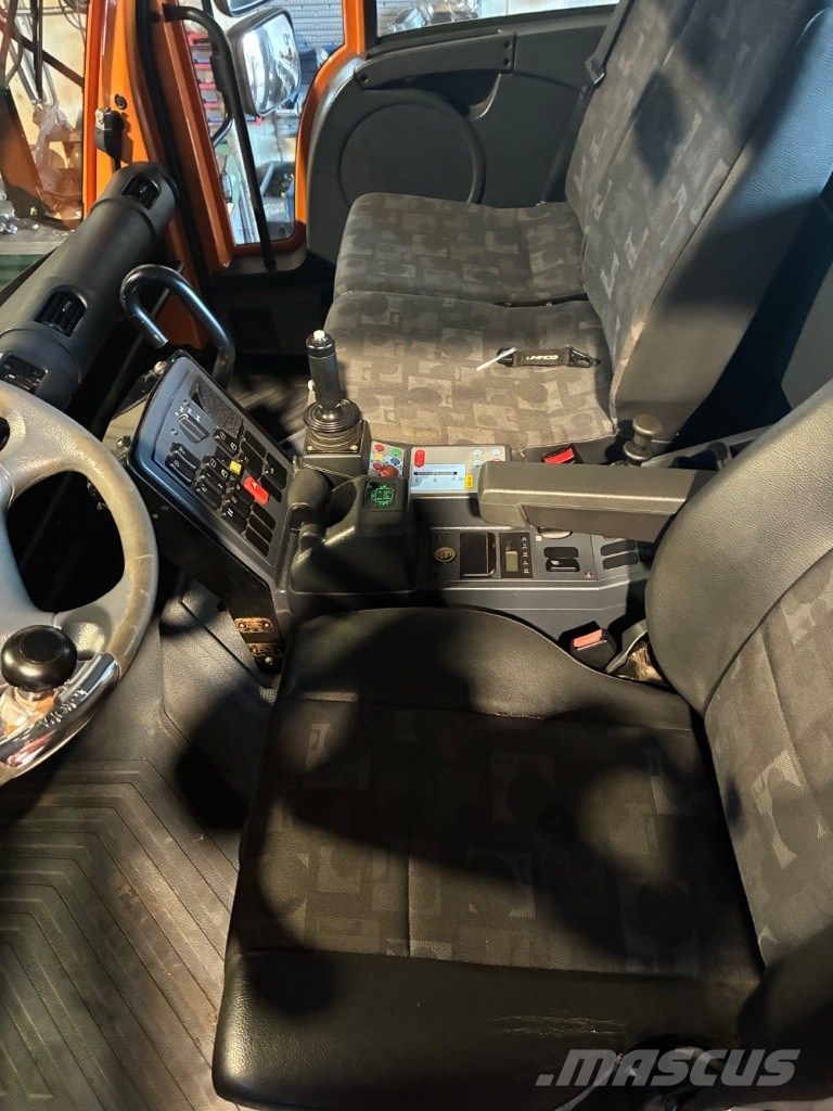 Mercedes-Benz Unimog ユーティリティーツールキャリア
