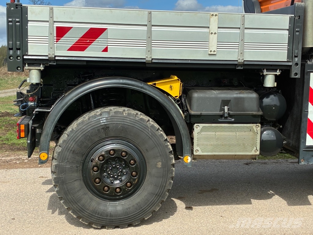 Mercedes-Benz Unimog ユーティリティーツールキャリア