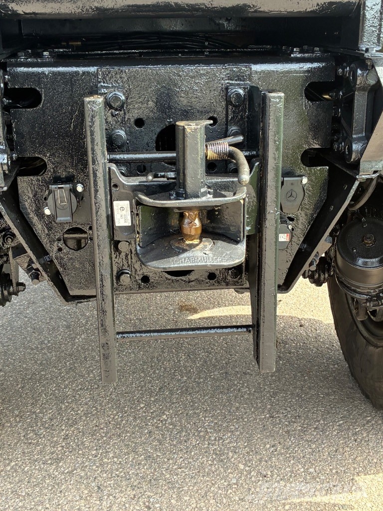Mercedes-Benz Unimog ユーティリティーツールキャリア