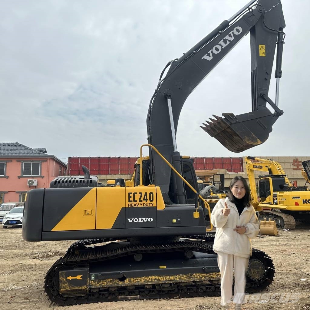 Volvo EC 240 D حفارات زحافة