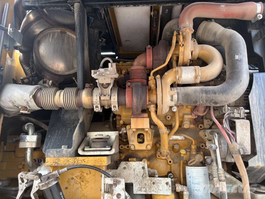CAT M 317 حفارات بعجل