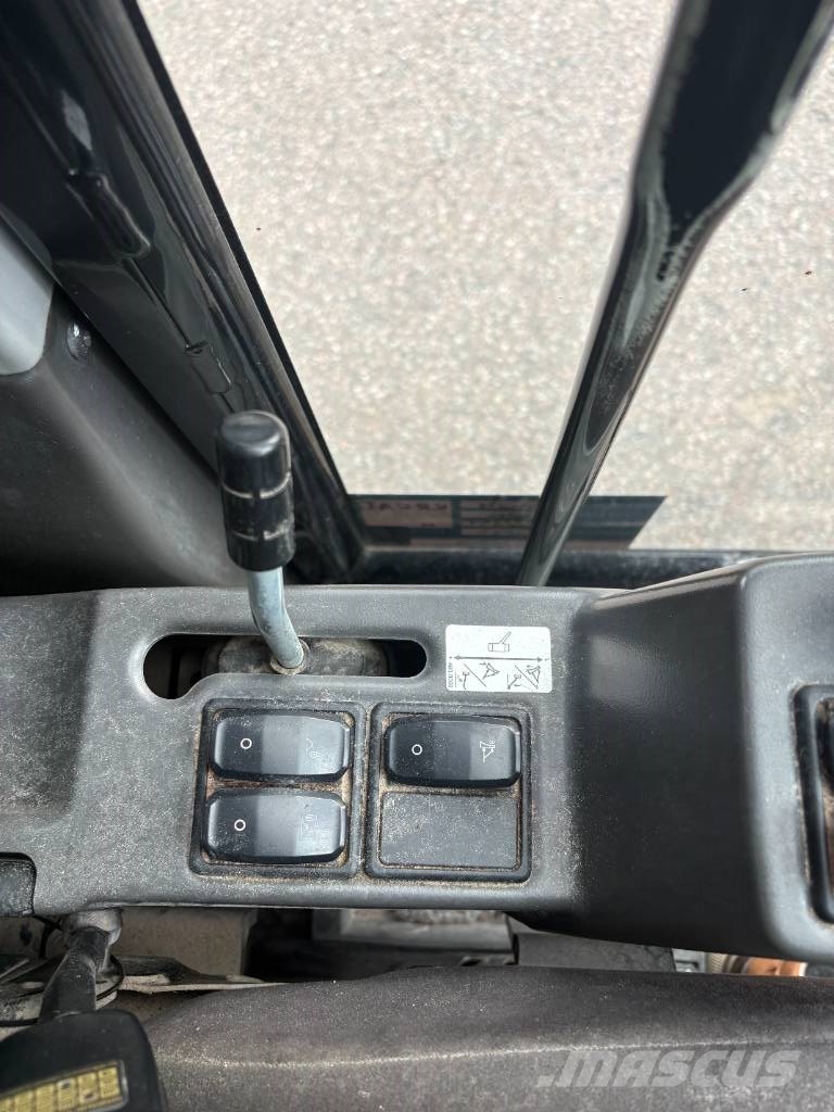 CAT M 317 حفارات بعجل