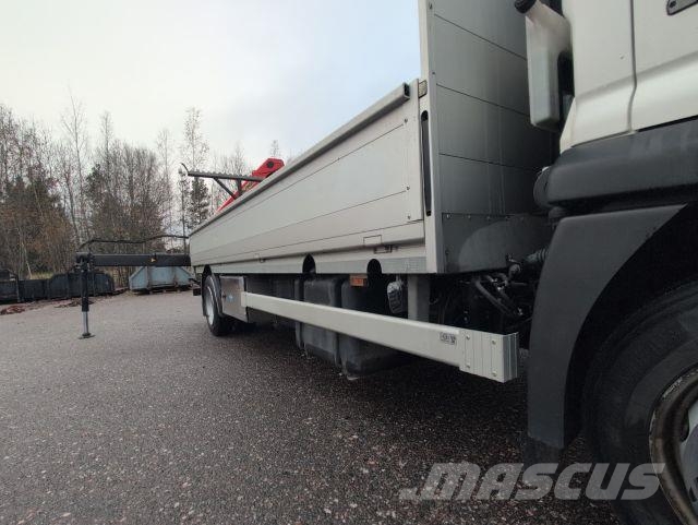 Renault D 7.5 Crane trucks
