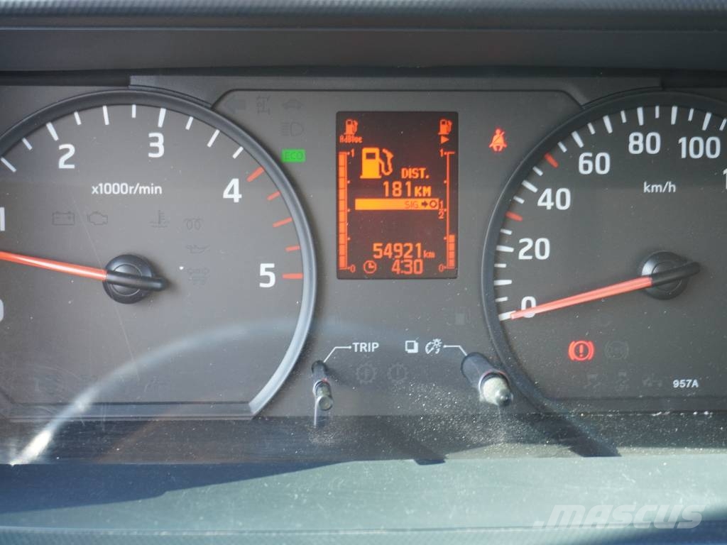 Nissan NT400 35.13 CAJA CERRADA ***55.000 KMS*** شاحنات ذات هيكل صندوقي