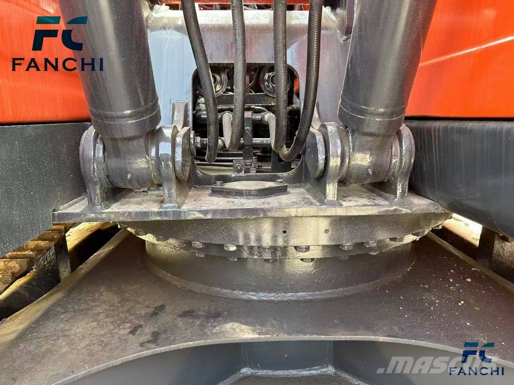 Doosan DX 140 LC حفارات زحافة