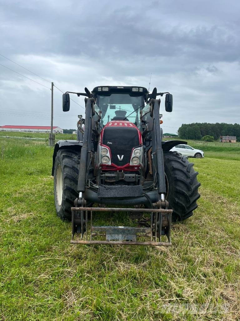 Valtra T 193 Traktori