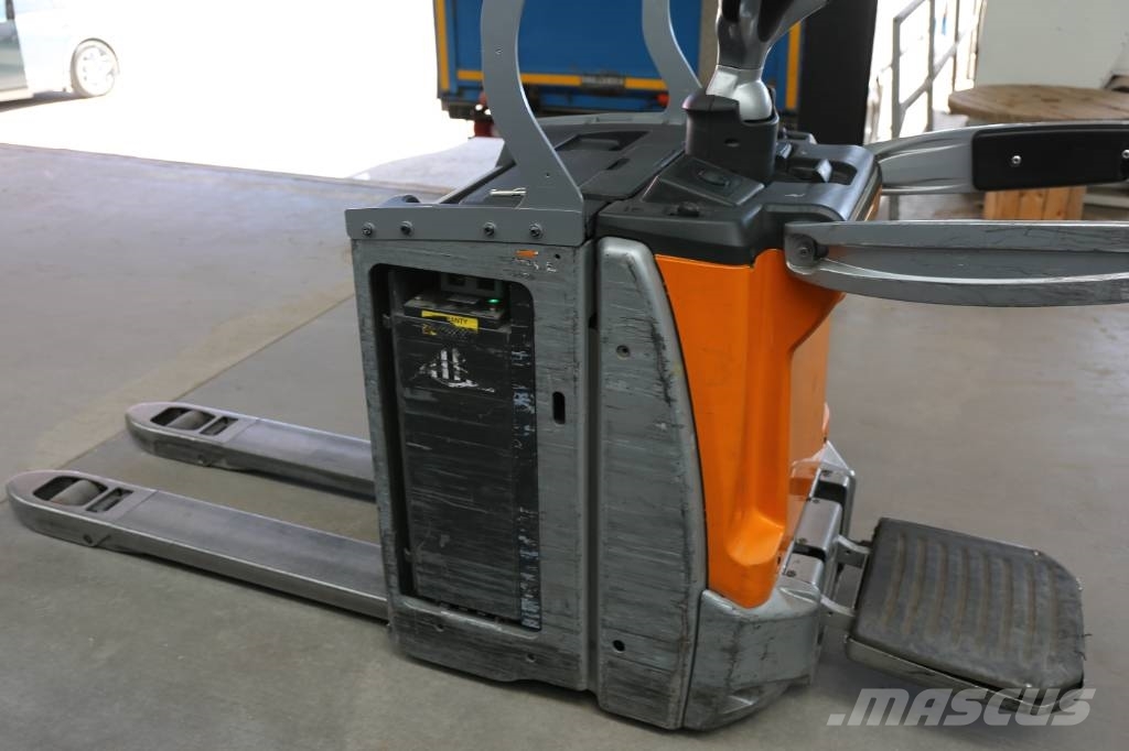 Still EXH-SF20 Low lift with platform