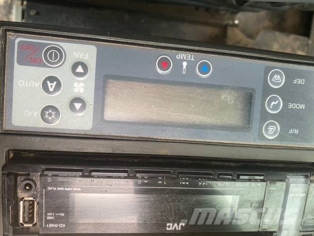 New Holland E 70 SR حفارات وسط 7 طن - 12 طن
