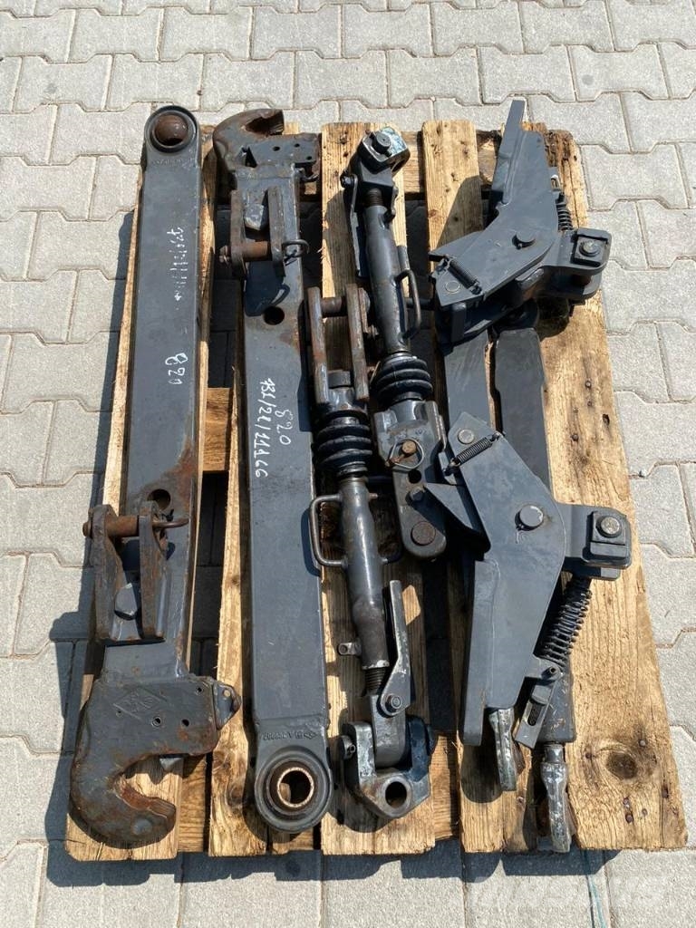 Fendt 820 LOWER LINKAGE AND LIFT ARMS Hydraulik