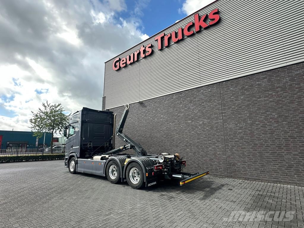 Scania S660 V8 6X4 B6X4 NB HAAKARM/ABROLLER/CONTAINERSYST Camiones elevadores de gancho