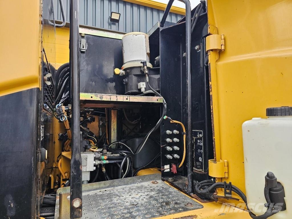 CAT M316D Ekskavatori uz riteņiem