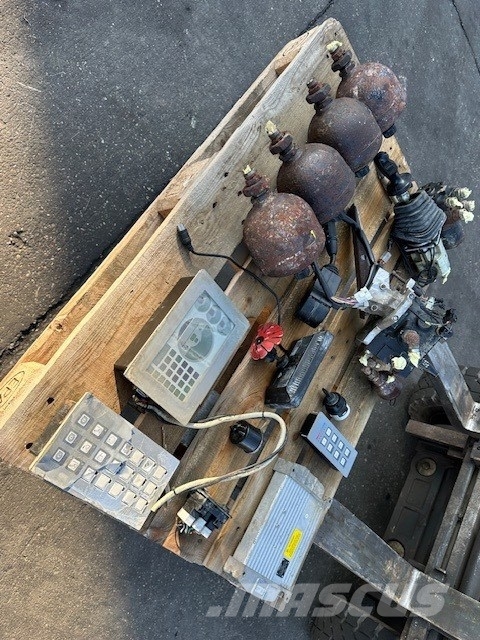 Liebherr L 564 2Plus2 ELEMENTY KABINY Elektronika