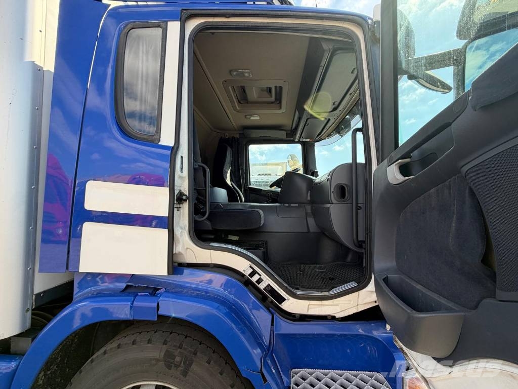 Scania P270DB4X2HLB Camiones con caja de remolque