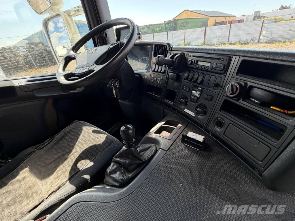 Scania P270DB4X2HLB Camiones con caja de remolque