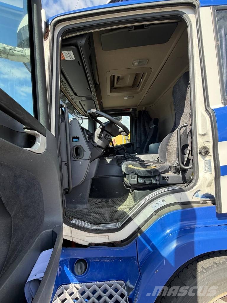 Scania P270DB4X2HLB Camiones con caja de remolque