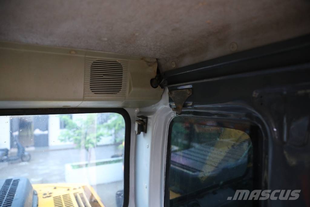 Komatsu PC 130-7 小型挖掘机