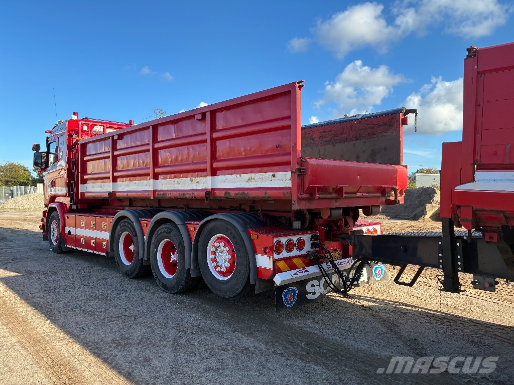 Scania R 580 8x4 Rol kiper kamioni s kukama za dizanje