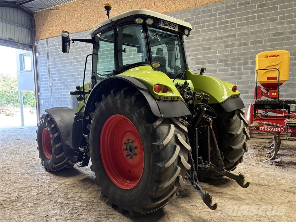 CLAAS Axion 820 C-MATIC Tractors