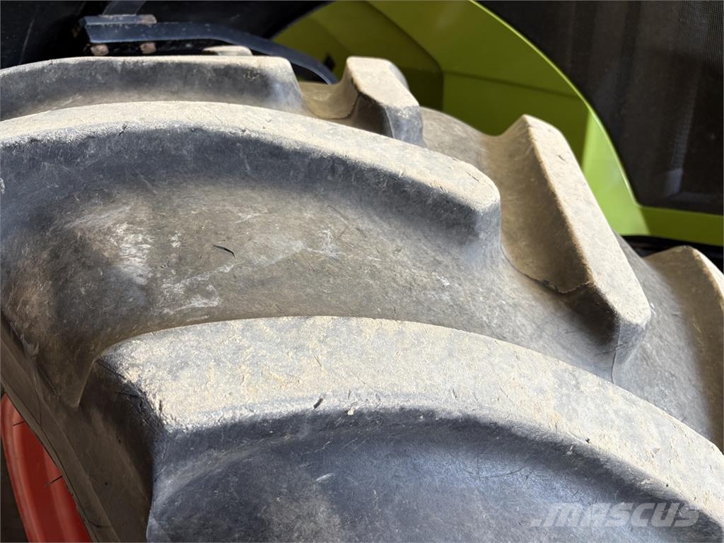 CLAAS Axion 820 C-MATIC Tractors