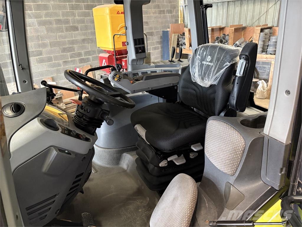 CLAAS Axion 820 C-MATIC トラクター