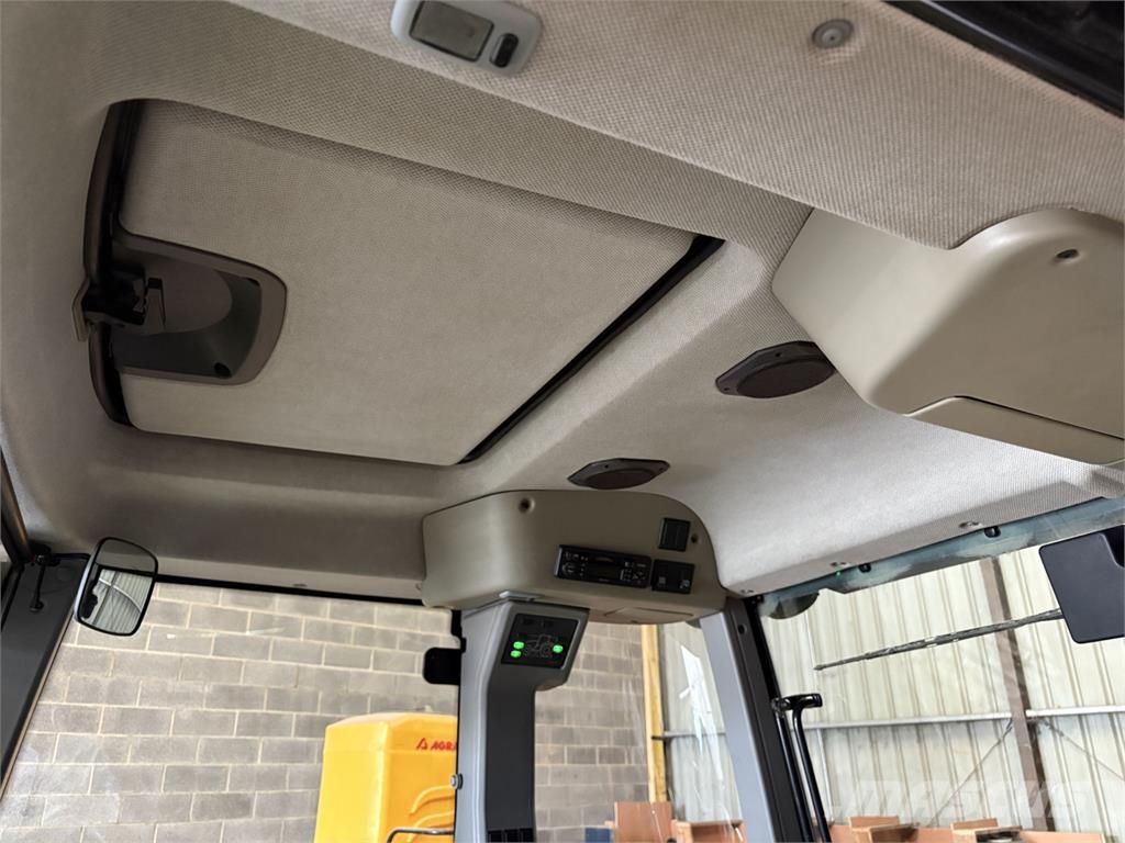 CLAAS Axion 820 C-MATIC Tractors