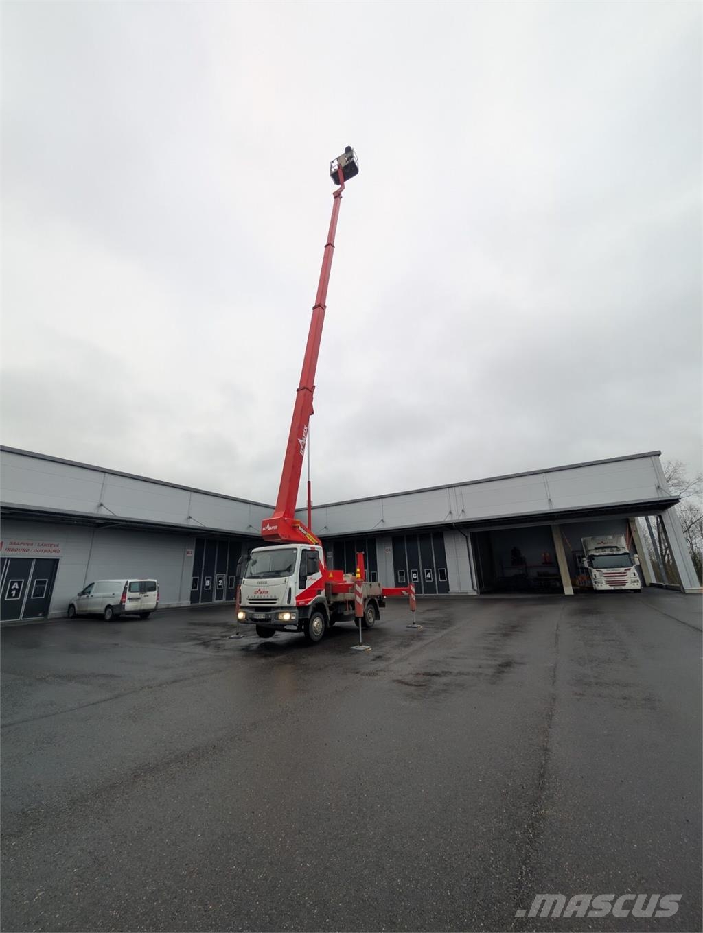 Iveco 75 E 14 Camiones grúa