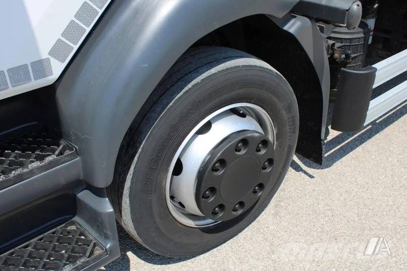 Renault D 240--002-LONAS Camiones caja cerrada