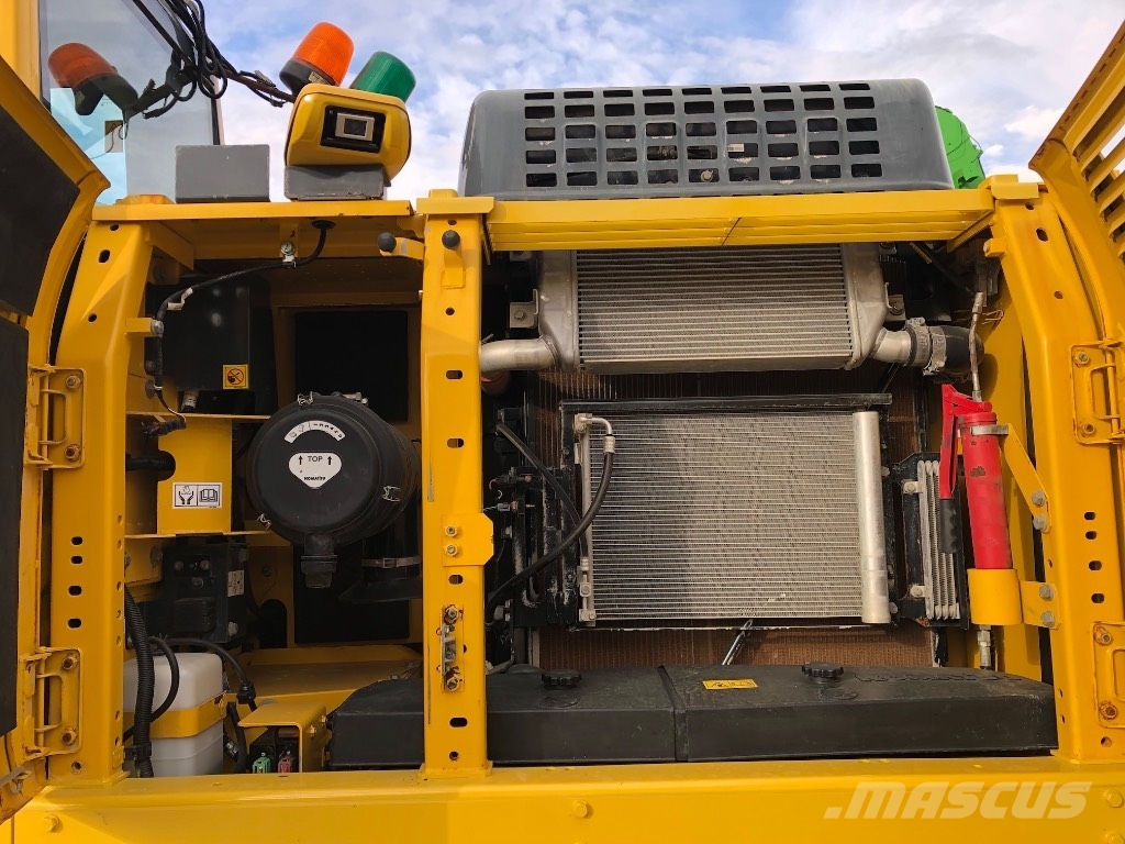 Komatsu PC210LC-11 حفارات زحافة
